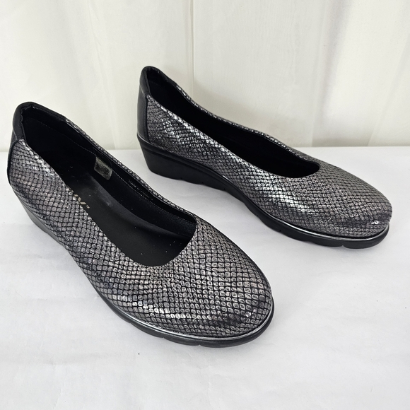The FLEXX Baleriny Black and Silver Metallic Wedge Shoe Size 7 - Picture 1 of 12